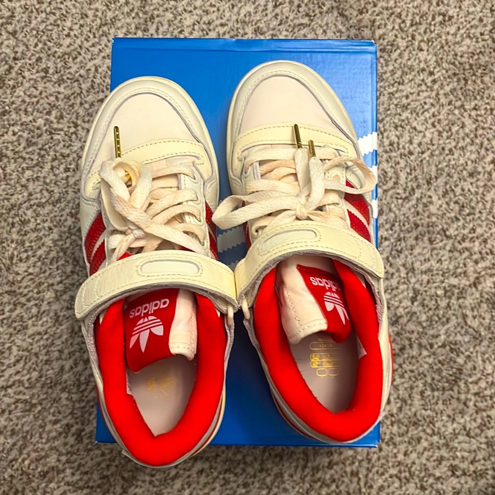95% NEW ADIDAS FORUM 84 LOW AEC Size 5 W